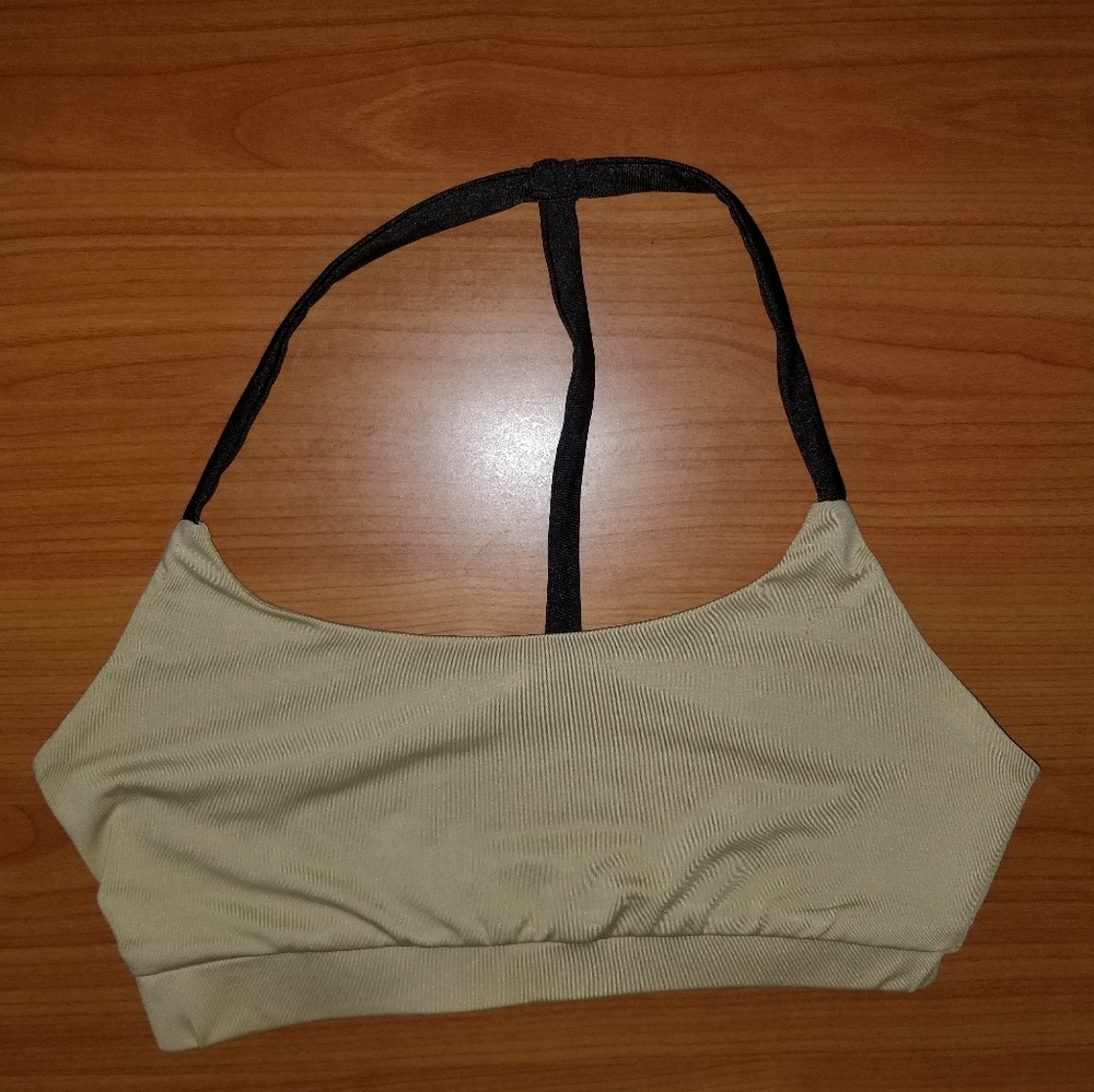 Sport's bra prettylittlething. pretty little thing